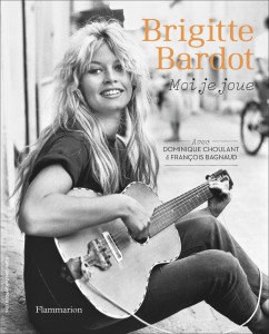 Couverture du livre Moi je joue par Brigitte Bardot, Dominique Choulant et François Bagnaud