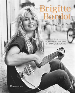Couverture du livre Moi je joue - de Brigitte Bardot, Dominique Choulant et François Bagnaud