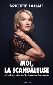 Couverture du livre Moi, la scandaleuse - de Brigitte Lahaie et Sophie Cadalen