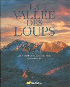 Couverture du livre La Vallée des loups par Jean-Michel Bertrand et Bertrand Bodin